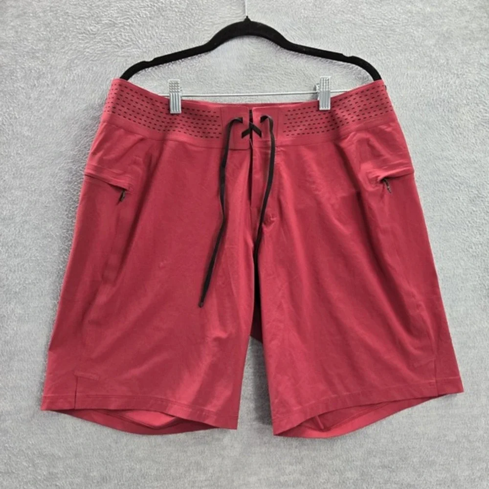 Lululemon Men Activewear Shorts 34‎ Red Current State Breathe Logo 9.5